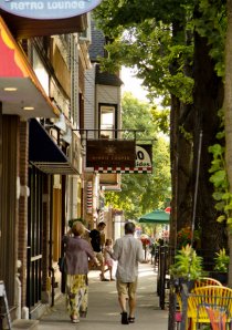 couple walking down sidewalk in Roscoe Village Chicago