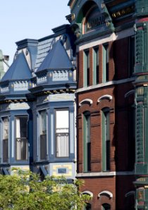 exterior of vintage apartment buildings in Chicago's Lincoln Park neighborhood