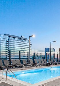 rooftop pool of River North apartment building Niche905 in Chicago