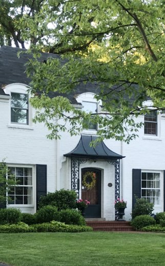 white single family home with bright green front lawn in Lake Bluff Illinois