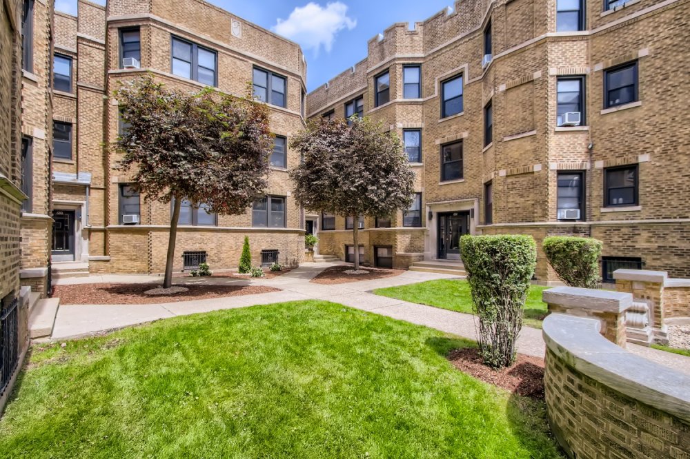 629 W Cornelia Apartments For Rent Chicago Domu