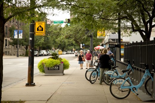 Divvy bike station on Montrose Ave in Buena Park Chicago