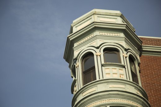 Vintage apartment corner window roofline in Old Town Chicago