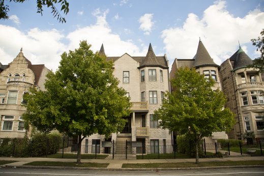 Vintage greystone mansions and apartments on neighborhood street in Oakland Chicago